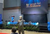 Potret Alumni LPM Profesi UNM Asia Ramli pada Saat Memberikan Sambutan, (Foto: Dok. Profesi)