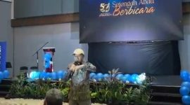 Potret Alumni LPM Profesi UNM Asia Ramli pada Saat Memberikan Sambutan, (Foto: Dok. Profesi)