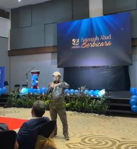 Potret Alumni LPM Profesi UNM Asia Ramli pada Saat Memberikan Sambutan, (Foto: Dok. Profesi)