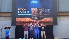 Foto Bersama Pada Sesi Peluncuran Buku di Harlah Ke 50 Tahun LPM Profesi UNM, (Foto: Dok. Profesi)