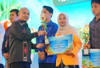 Potret Wanda saat menerima penghargaan di Hotel Grand Maleo & Convention, Mamuju, (Foto: Ist.)