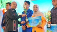 Potret Wanda saat menerima penghargaan di Hotel Grand Maleo & Convention, Mamuju, (Foto: Ist.)