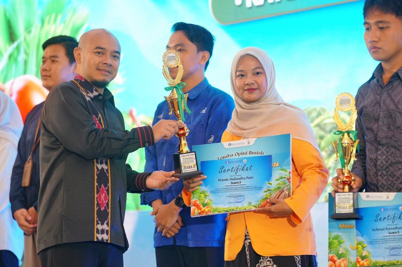Potret Wanda saat menerima penghargaan di Hotel Grand Maleo & Convention, Mamuju, (Foto: Ist.)
