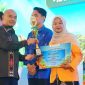 Potret Wanda saat menerima penghargaan di Hotel Grand Maleo & Convention, Mamuju, (Foto: Ist.)