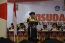 Potret Plt. Rektor saat Menyampaikan Sambutan pada Wisuda Periode Juli 2026, (Foto: Dok. Profesi). 