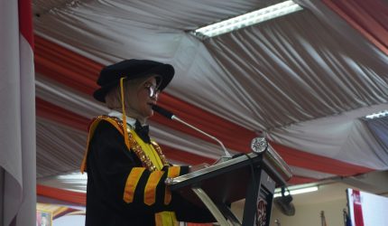 Wisuda Periode Juli, Lulusan Terbaik Terima Hadiah Taplus