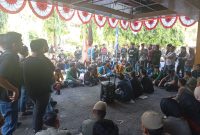 Foto Suasana Dialog Massa Aksi Demonstrasi dengan Perwakilan Fraksi Partai Politik di depan Gedung DPRD Sulsel, (Foto: Florencya Alnisa Christin)