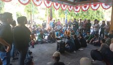 Foto Suasana Dialog Massa Aksi Demonstrasi dengan Perwakilan Fraksi Partai Politik di depan Gedung DPRD Sulsel, (Foto: Florencya Alnisa Christin)