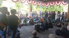 Foto Suasana Dialog Massa Aksi Demonstrasi dengan Perwakilan Fraksi Partai Politik di depan Gedung DPRD Sulsel, (Foto: Florencya Alnisa Christin)