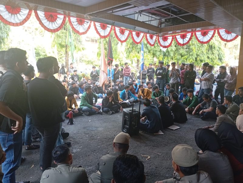Foto Suasana Dialog Massa Aksi Demonstrasi dengan Perwakilan Fraksi Partai Politik di depan Gedung DPRD Sulsel, (Foto: Florencya Alnisa Christin)