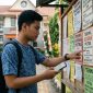 Ilustrasi Mahasiswa Sedang Mencari Info Kos (Foto: Ai.)