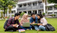 Ilustrasi Mahasiswa Melakukan Aktivitas Perkuliahan, (Foto: Int.)