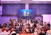 Suasana Kemeriahan Foto Bersama  Pengelola, Dewan Senior serta Para Alumni, (Foto: Dok. Profesi)
