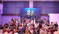 Suasana Kemeriahan Foto Bersama  Pengelola, Dewan Senior serta Para Alumni, (Foto: Dok. Profesi)