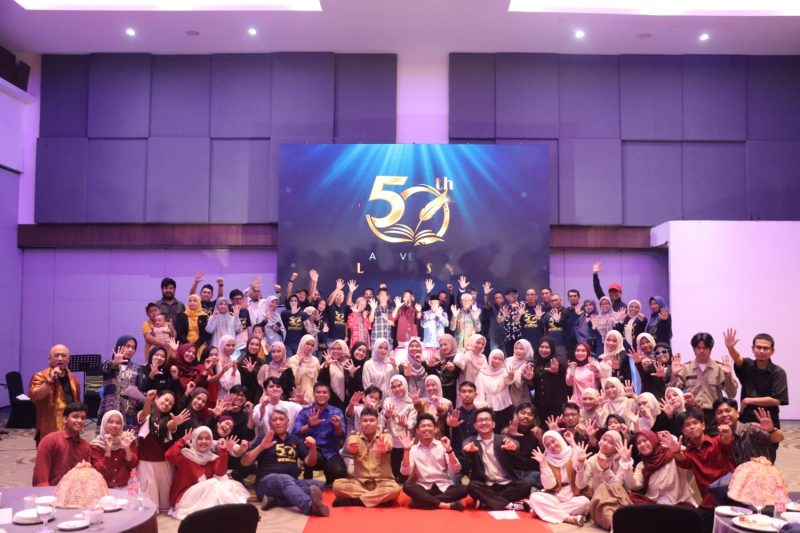 Suasana Kemeriahan Foto Bersama  Pengelola, Dewan Senior serta Para Alumni, (Foto: Dok. Profesi)