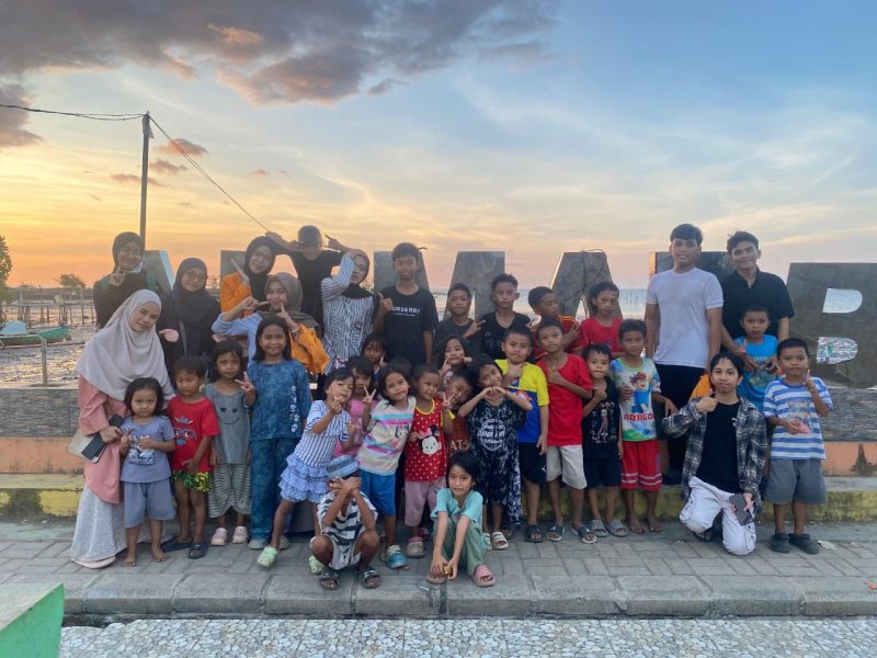 Foto bersama Mahasiswa Teknologi Pendidikan dengan Anak Didik di Kecamatan Tallo, (Foto: Ist.)