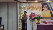 Potret Dekan Fakultas Seni Dan Desain Andi Imran Menyampaikan Laporan Lulusan Periode Juli 2026, (Foto: Muhammad Yusran)