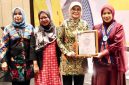 Potret Wisudawan Terbaik Bersama Plt Rektor UNM pada Saat Pemberian Penghargaan, (Foto: Ist.)