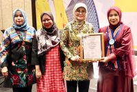 Potret Wisudawan Terbaik Bersama Plt Rektor UNM pada Saat Pemberian Penghargaan, (Foto: Ist.)