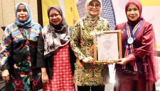 Potret Wisudawan Terbaik Bersama Plt Rektor UNM pada Saat Pemberian Penghargaan, (Foto: Ist.)