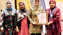 Potret Wisudawan Terbaik Bersama Plt Rektor UNM pada Saat Pemberian Penghargaan, (Foto: Ist.)