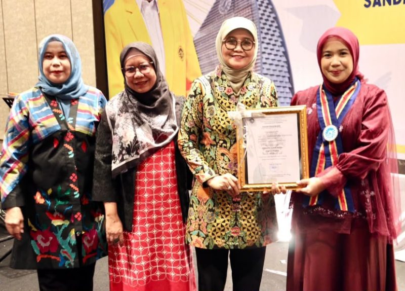 Potret Wisudawan Terbaik Bersama Plt Rektor UNM pada Saat Pemberian Penghargaan, (Foto: Ist.)