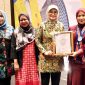 Potret Wisudawan Terbaik Bersama Plt Rektor UNM pada Saat Pemberian Penghargaan, (Foto: Ist.)