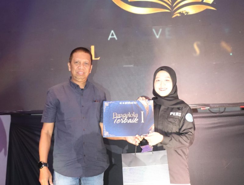 Foto Pemberian Penghargaan Kepada Pengelola Terbaik I,(foto: Dok. Profesi).