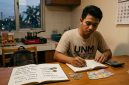 Ilustrasi Mahasiswa Sedang Mengelola Keuangan, (Foto : Ai.)