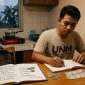 Ilustrasi Mahasiswa Sedang Mengelola Keuangan, (Foto : Ai.)