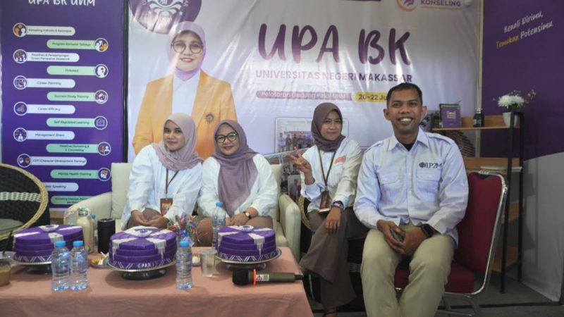 Foto Tim UPA BK UNM di Stand Pameran Dies Natalis, (Foto: Int.)