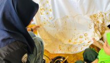 Potret Pengelola LPM Profesi sedang Membatik, (Foto: Dok. Profesi)