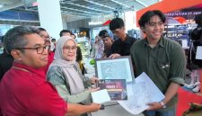 Potret Didut Saat Meraih Penghargaan Juara 1 Lomba Sketsa On The Spot , (Foto: Ist.)