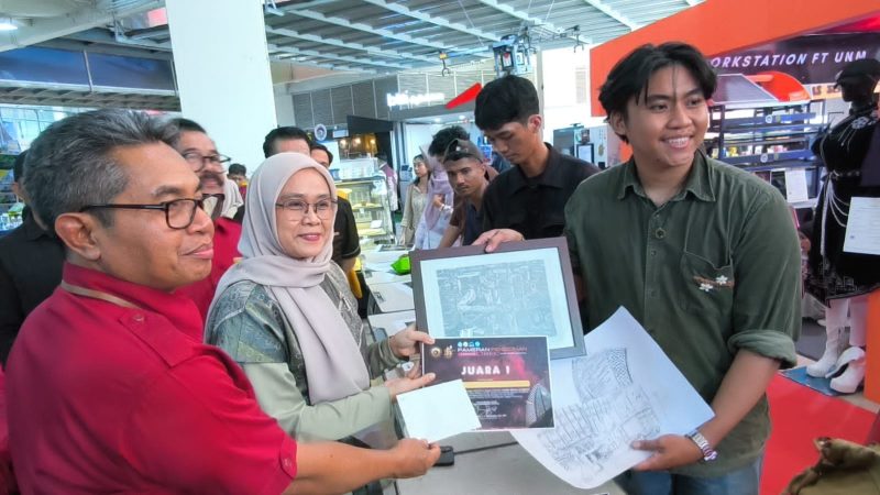 Potret Didut Saat Meraih Penghargaan Juara 1 Lomba Sketsa On The Spot , (Foto: Ist.)
