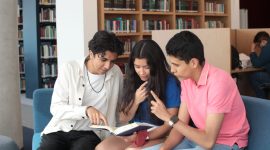 Potret Sekelompok Mahasiswa Membaca Buku di Perpustakaan, (Foto: Int.)