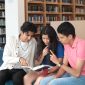 Potret Sekelompok Mahasiswa Membaca Buku di Perpustakaan, (Foto: Int.)