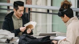 Potret Dua Mahasiswa sedang Mengerjakan Tugas, (Foto: Int.)
