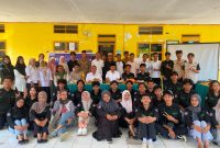 Potret Mahasiswa HMPS Pendidikan Ekonomi dalam Kegiatan Bakti Sosial XI di Pangkep, (Foto: Ist.)