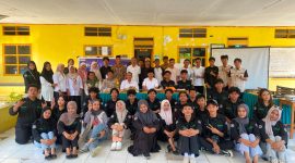 Potret Mahasiswa HMPS Pendidikan Ekonomi dalam Kegiatan Bakti Sosial XI di Pangkep, (Foto: Ist.)