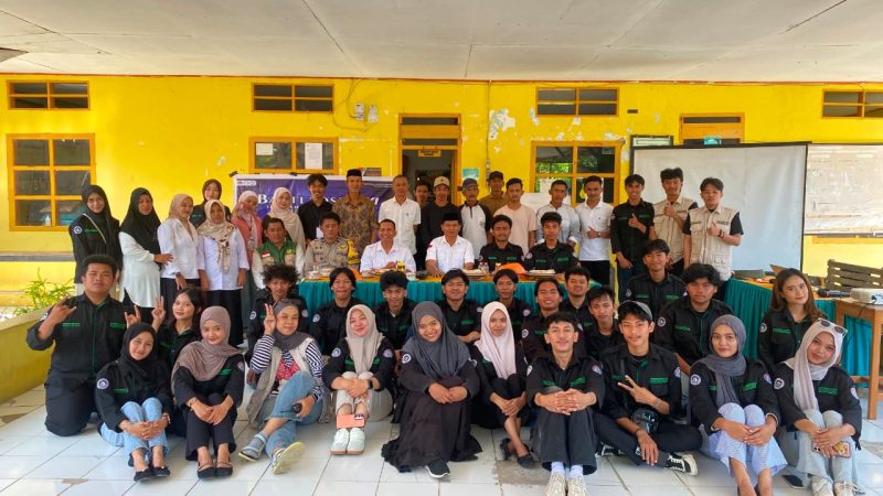 Potret Mahasiswa HMPS Pendidikan Ekonomi dalam Kegiatan Bakti Sosial XI di Pangkep, (Foto: Ist.)