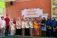 Foto bersama saat pelaksaan kegiatan Program Kemitraan Masyarakat FMIPA UNM, (Foto: Ist.)