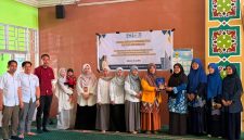 Foto bersama saat pelaksaan kegiatan Program Kemitraan Masyarakat FMIPA UNM, (Foto: Ist.)