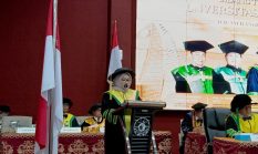 Momen Haru Pasutri Dikukuhkan Jadi Guru Besar Bersama
