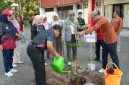 Potret Dekan FT Bersama PLt. Rektor UNM Menanam Pohon Bersama, (Foto: Ist.)