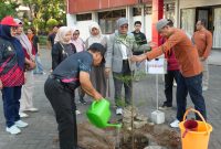 Potret Dekan FT Bersama PLt. Rektor UNM Menanam Pohon Bersama, (Foto: Ist.)