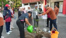 Potret Dekan FT Bersama PLt. Rektor UNM Menanam Pohon Bersama, (Foto: Ist.)