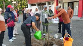 Potret Dekan FT Bersama PLt. Rektor UNM Menanam Pohon Bersama, (Foto: Ist.)
