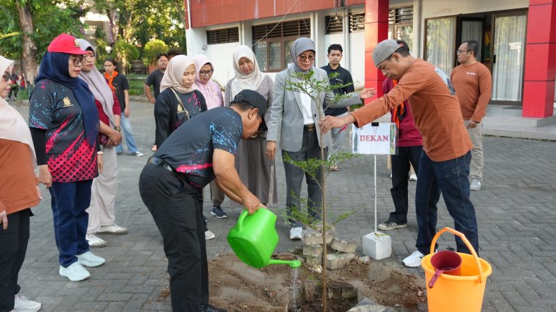 Potret Dekan FT Bersama PLt. Rektor UNM Menanam Pohon Bersama, (Foto: Ist.)