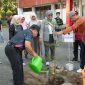 Potret Dekan FT Bersama PLt. Rektor UNM Menanam Pohon Bersama, (Foto: Ist.)
