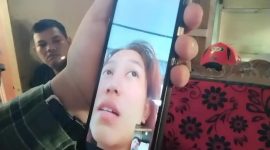 Nurul Izza korban selamat KMP Mutiara Sentosa 02 saat Video Call dengan Keluarganya, (Foto: Int)